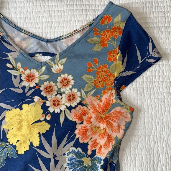 Guess Marciano top in small. - Picture 4 of 8